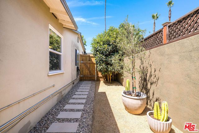 17150 Cantlay Street, Los Angeles, CA 91406