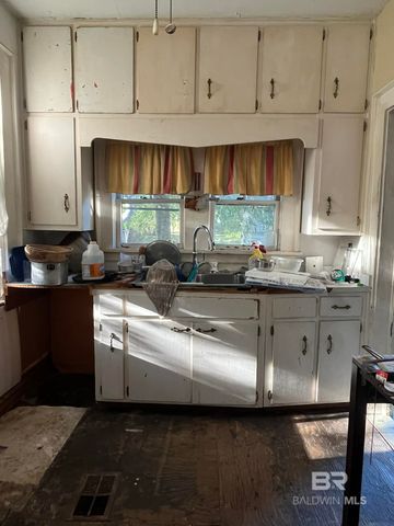 218 5th Street, Chickasaw, AL 36611