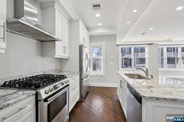 24 Marquis Court, Edgewater, NJ 07020