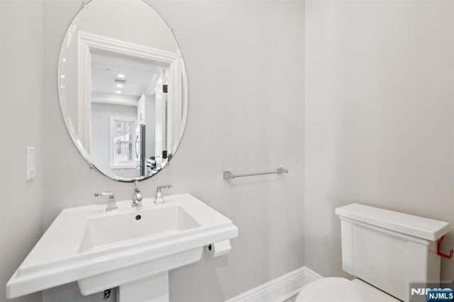 24 Marquis Court, Edgewater, NJ 07020