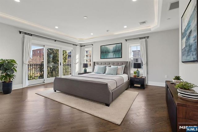 24 Marquis Court, Edgewater, NJ 07020