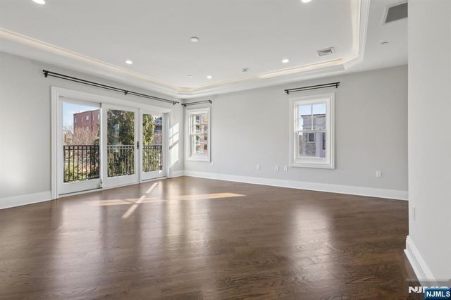 24 Marquis Court, Edgewater, NJ 07020