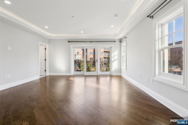 24 Marquis Court, Edgewater, NJ 07020