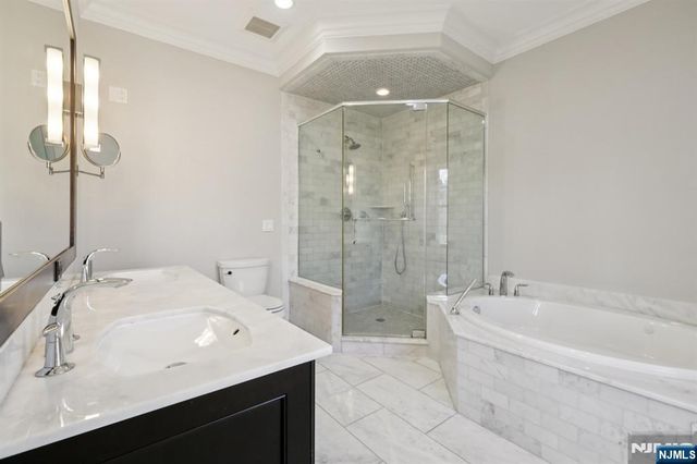 24 Marquis Court, Edgewater, NJ 07020