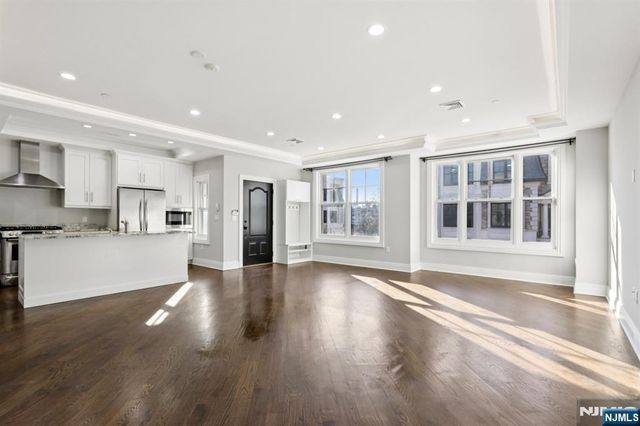 24 Marquis Court, Edgewater, NJ 07020