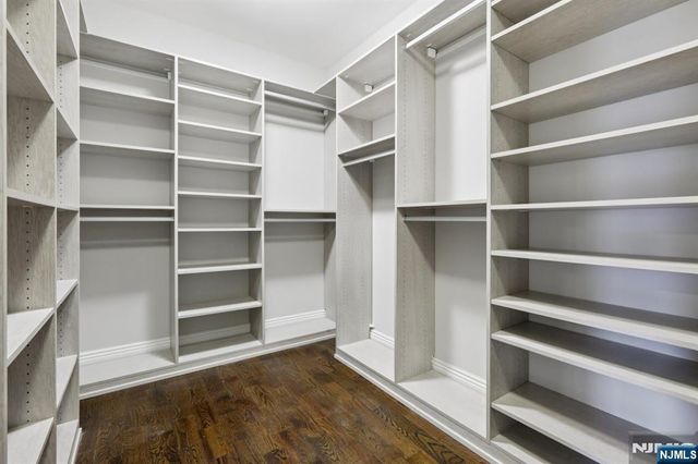 24 Marquis Court, Edgewater, NJ 07020