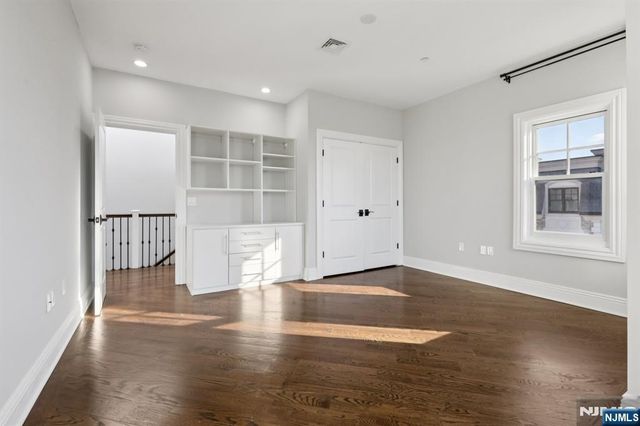 24 Marquis Court, Edgewater, NJ 07020