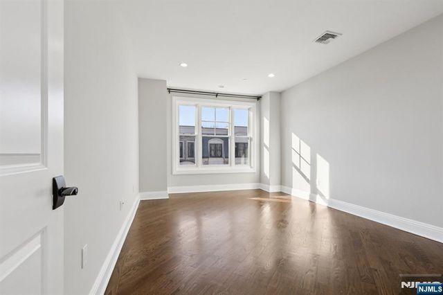 24 Marquis Court, Edgewater, NJ 07020