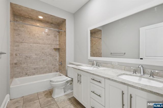 24 Marquis Court, Edgewater, NJ 07020