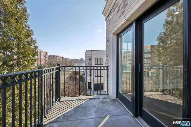 24 Marquis Court, Edgewater, NJ 07020