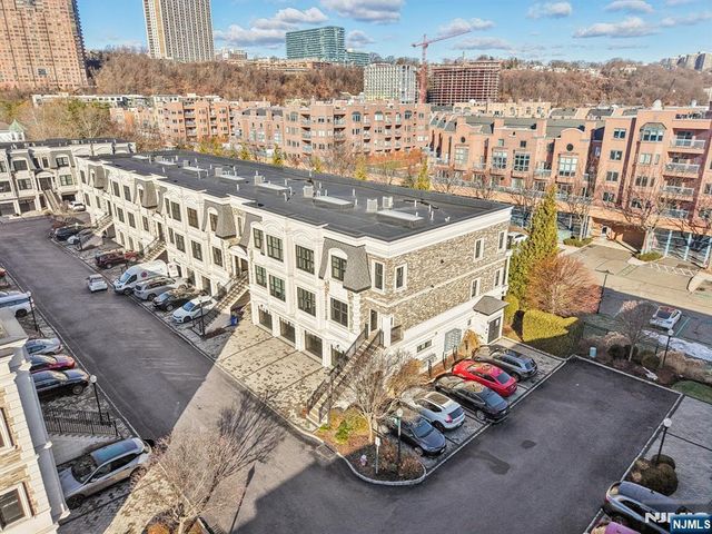 24 Marquis Court, Edgewater, NJ 07020