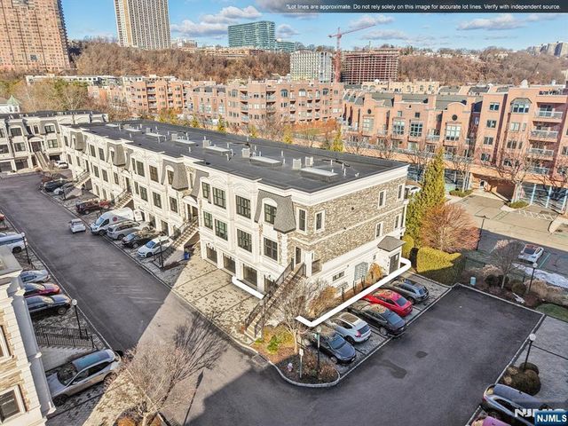 24 Marquis Court, Edgewater, NJ 07020