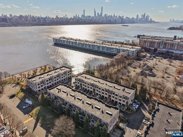 24 Marquis Court, Edgewater, NJ 07020
