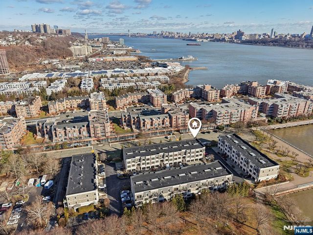 24 Marquis Court, Edgewater, NJ 07020