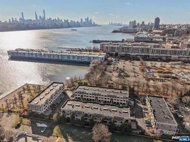 24 Marquis Court, Edgewater, NJ 07020