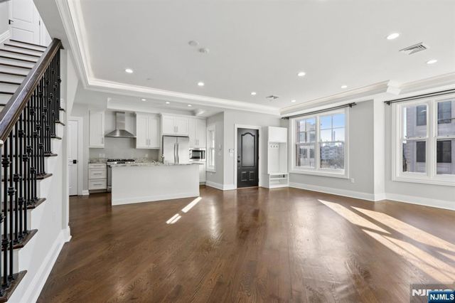 24 Marquis Court, Edgewater, NJ 07020