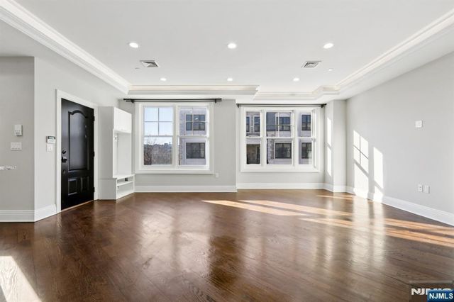 24 Marquis Court, Edgewater, NJ 07020