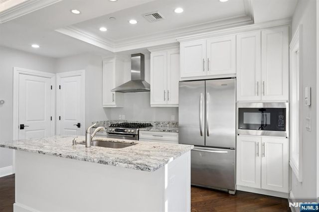 24 Marquis Court, Edgewater, NJ 07020