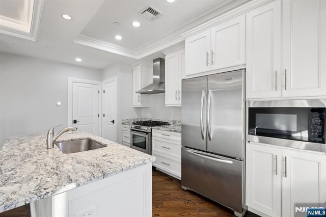 24 Marquis Court, Edgewater, NJ 07020