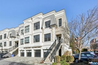 24 Marquis Court, Edgewater, NJ 07020