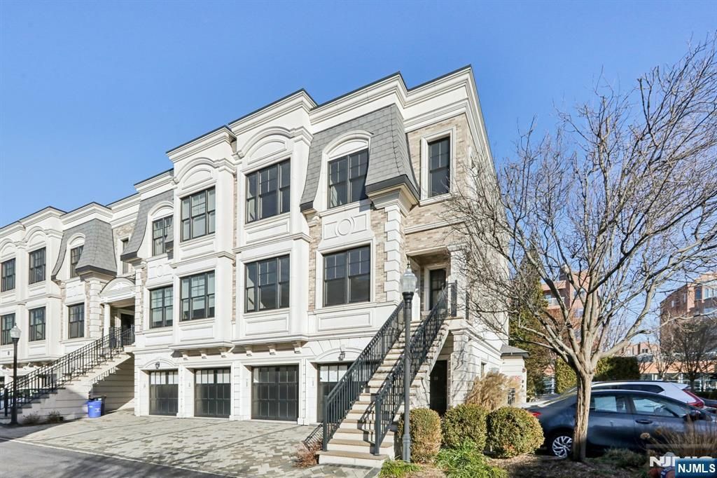 24 Marquis Court, Edgewater, NJ 07020