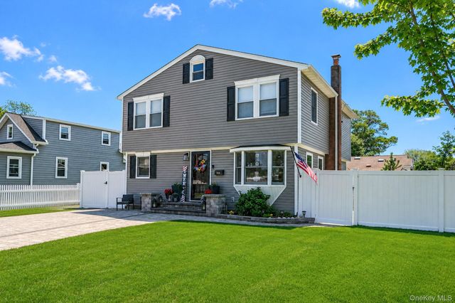 135 Texas Street, Lindenhurst, NY 11757