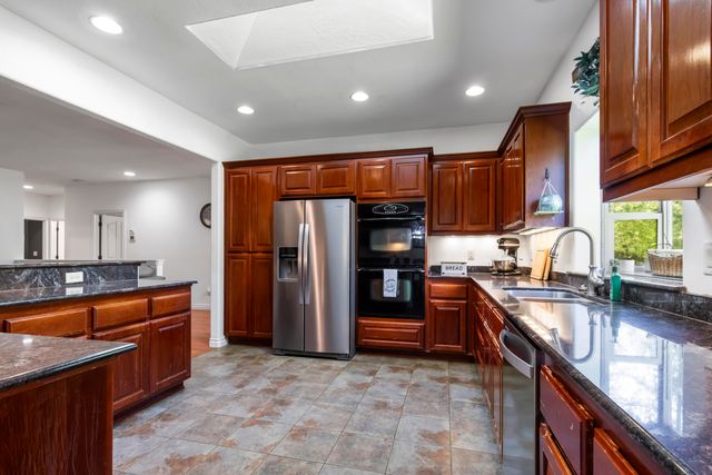 4186 E Evans Creek Road, Rogue River, OR 97537