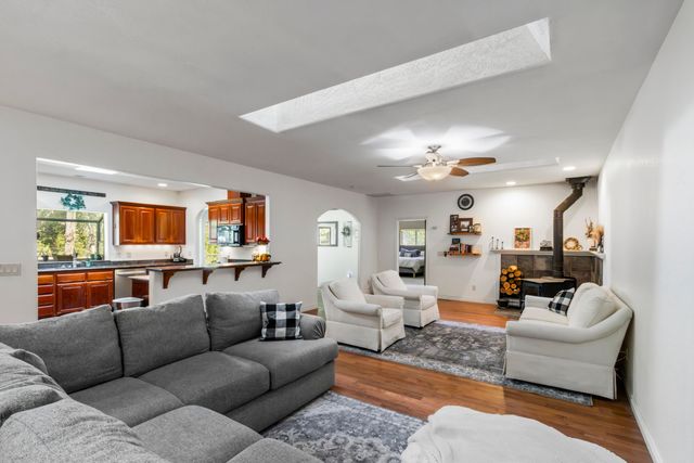 4186 E Evans Creek Road, Rogue River, OR 97537