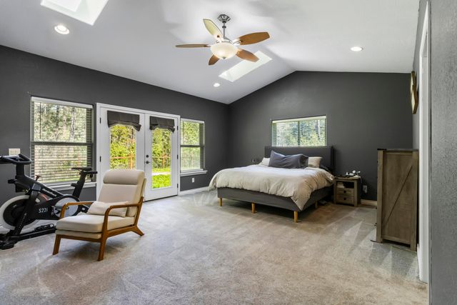 4186 E Evans Creek Road, Rogue River, OR 97537