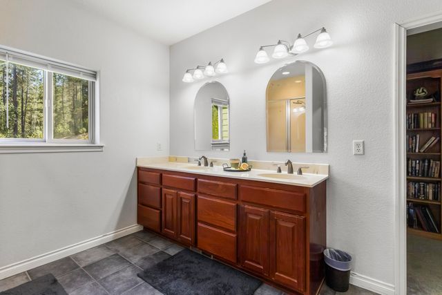 4186 E Evans Creek Road, Rogue River, OR 97537