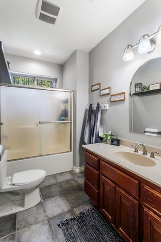 4186 E Evans Creek Road, Rogue River, OR 97537