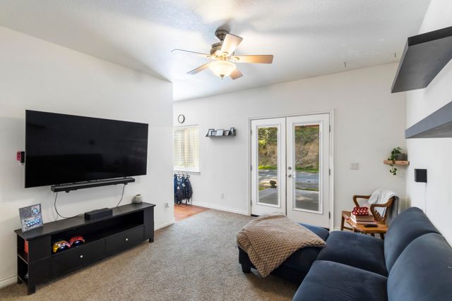 4186 E Evans Creek Road, Rogue River, OR 97537