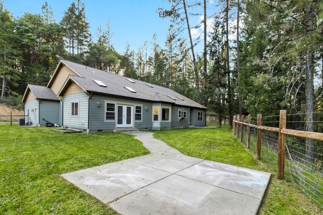 4186 E Evans Creek Road, Rogue River, OR 97537