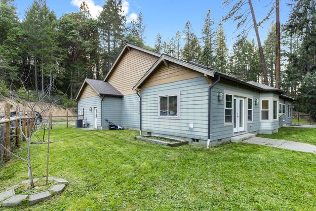4186 E Evans Creek Road, Rogue River, OR 97537