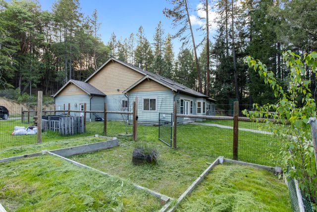 4186 E Evans Creek Road, Rogue River, OR 97537