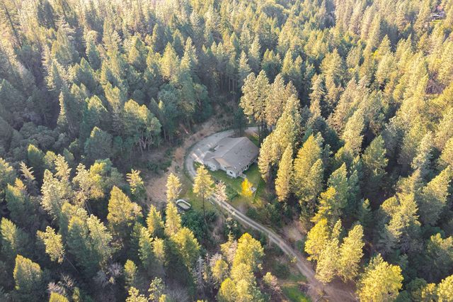 4186 E Evans Creek Road, Rogue River, OR 97537