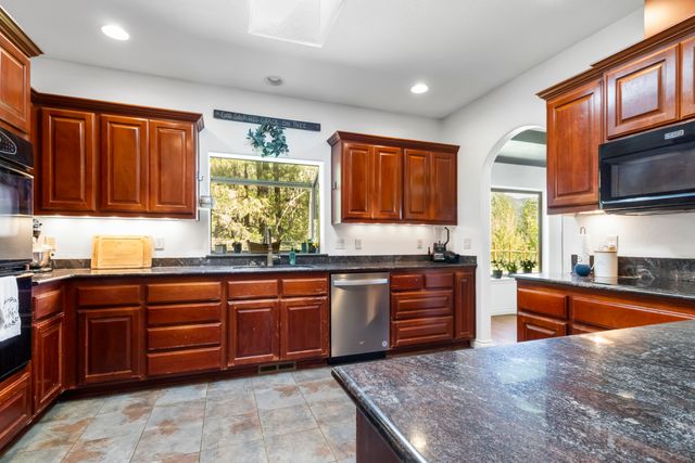 4186 E Evans Creek Road, Rogue River, OR 97537