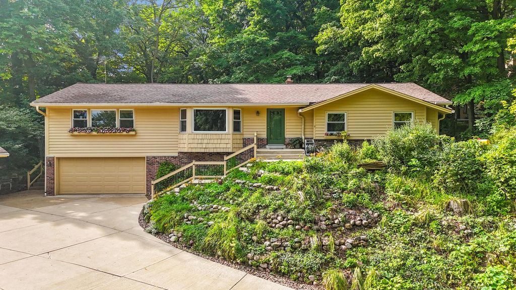N31W22025 Shady LANE, Pewaukee, WI 53072