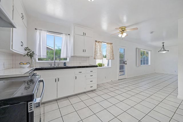 3639 Whitney Ave, Sacramento, CA 95821