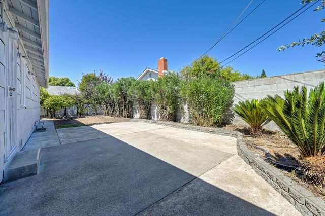 3639 Whitney Ave, Sacramento, CA 95821