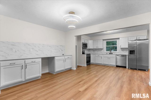 66 W Hazel Dell Lane, Springfield, IL 62703
