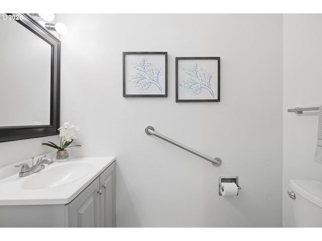 1304 Ne HOGAN Dr, Gresham, OR 97030