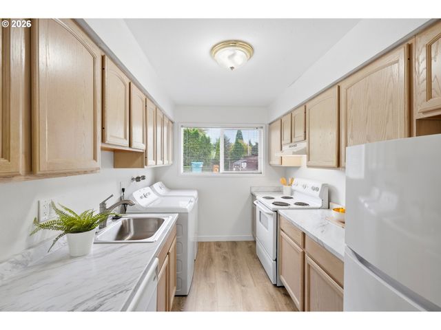 1304 Ne HOGAN Dr, Gresham, OR 97030