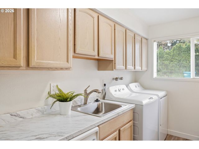 1304 Ne HOGAN Dr, Gresham, OR 97030