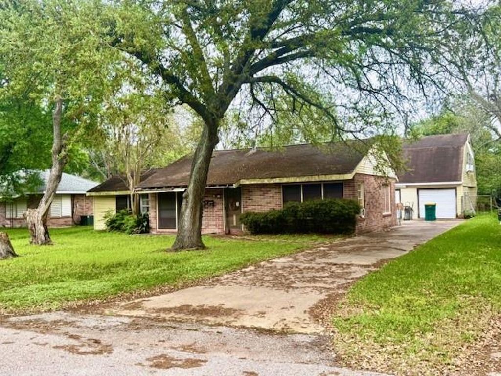 1607 W Houston Drive, La Marque, TX 77568