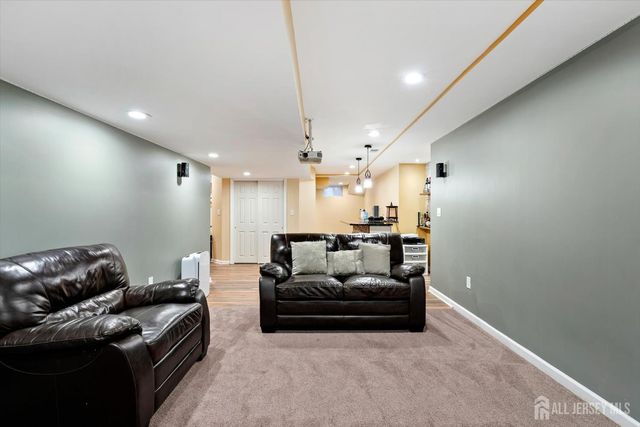 33 Yorktown Road, South Brunswick, NJ 08852