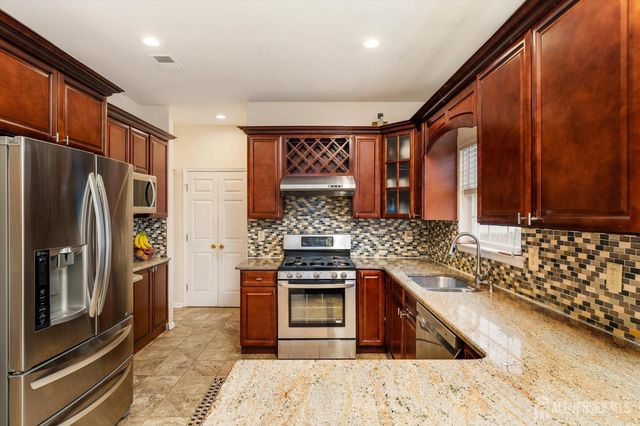 33 Yorktown Road, South Brunswick, NJ 08852