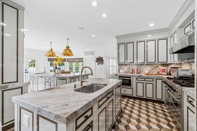 3313 W MULLEN AVENUE, Tampa, FL 33609