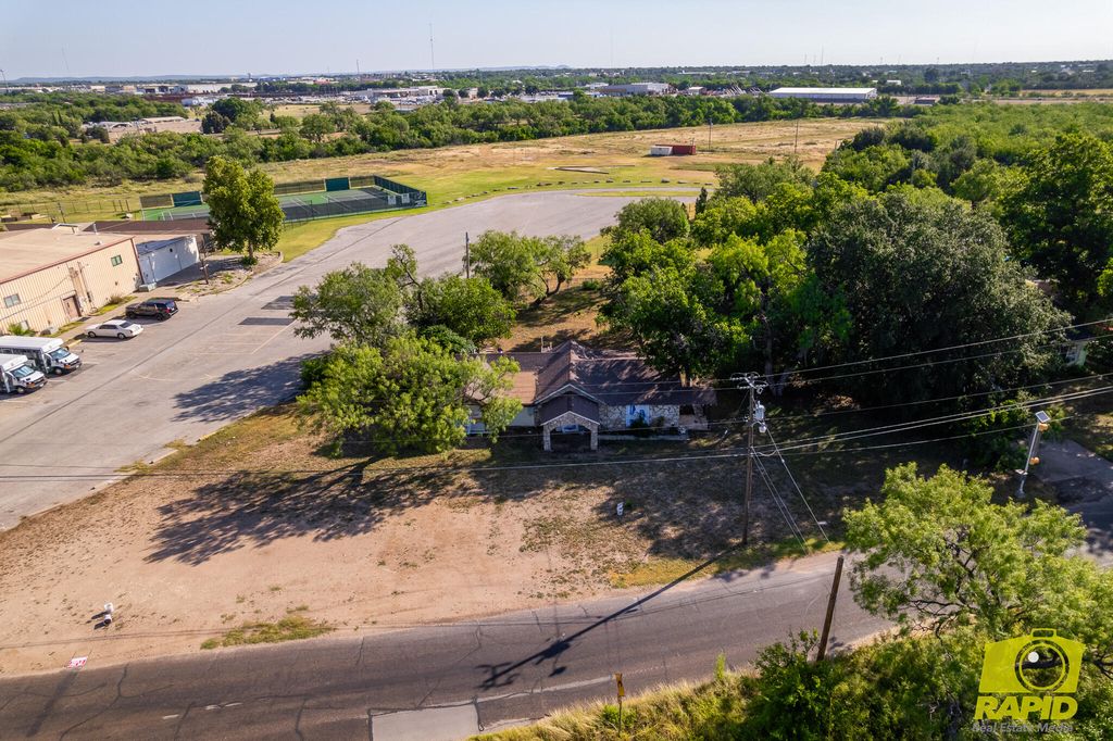 Image 21 of property listing at 1414 N Jefferson Street, San Angelo, TX 76901