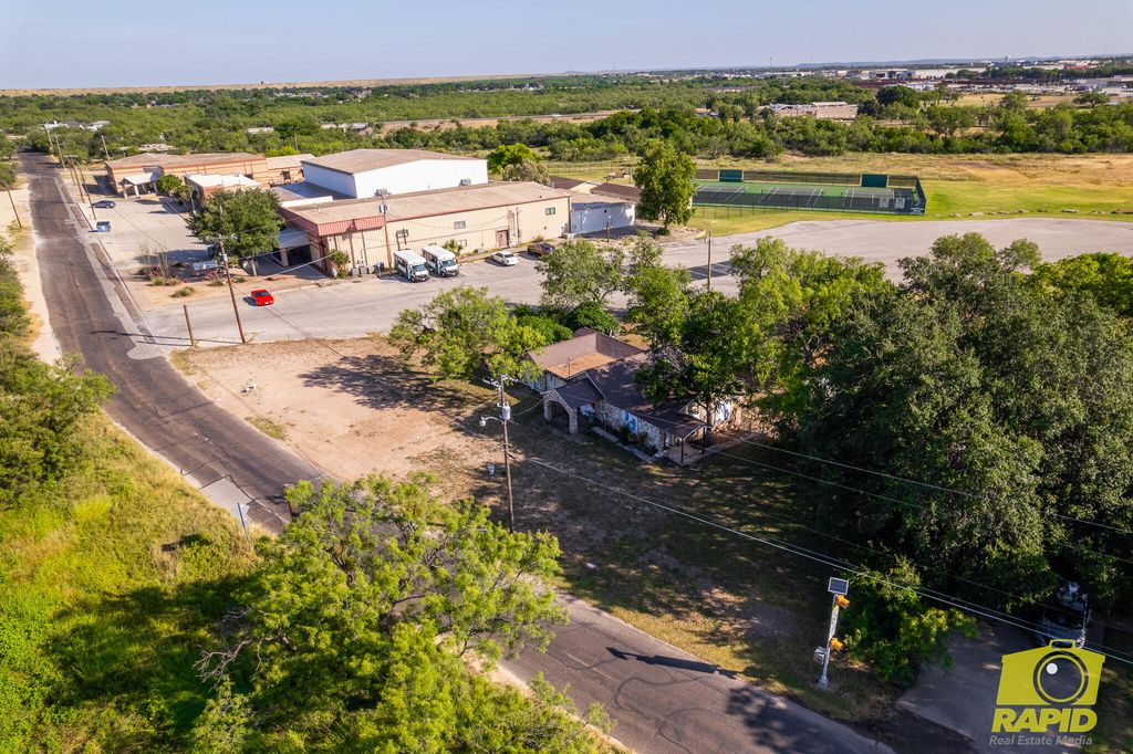 Image 22 of property listing at 1414 N Jefferson Street, San Angelo, TX 76901